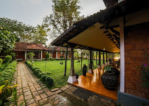 Ruhe und Entspannung im Grünen warten bei einer Ayurvedakur im Athreya auf Sie