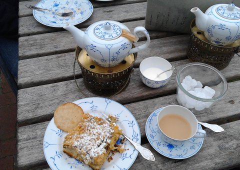 Auch beim Tee mit Kuchen im Cafe Kluntjes - pures maritimes Erlebnis!
