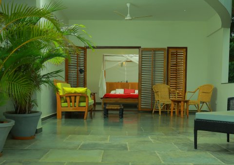 Die Zimmer im Cliff View Ayurveda Retreat sind freundlich und einladend eingerichtet