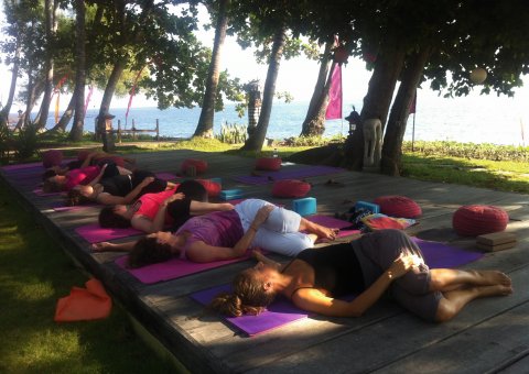 Den Wind und sanften Sonnenstraheln spüren - auf der Yoga-Plattform direkt am Meer