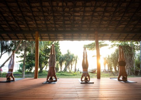 Die offen gestaltete Yogahalle des Talalla bietet genügend Platz und einen unvergleichlichen Blick direkt auf den Strand