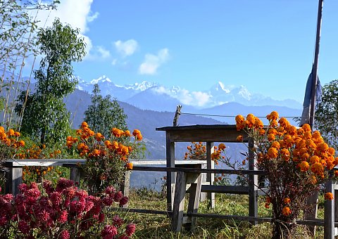 Eine tolle Aussicht ist Ihr ständiger Begleiter. Hier in Sichtweit der Himalaya