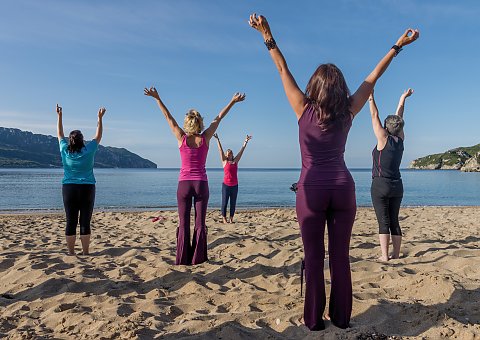 Atemübungen am Strand, direkt vor der Yogashala