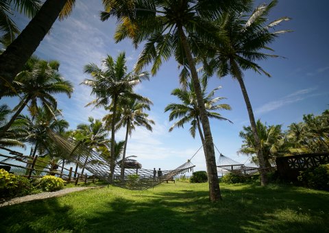 Es sind nur 50 Schritte durch den tropischen Garten bis zum Fischerstrand