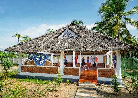 Zur Ergänzung Ihrer Ayurveda-Kur werden täglich Yoga Stunden angeboten