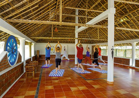 Die tägliche Yogapraxis im Meiveda kombiniert die kräftigenden und dehnenden Asanas mit Atemübungen und Meditation