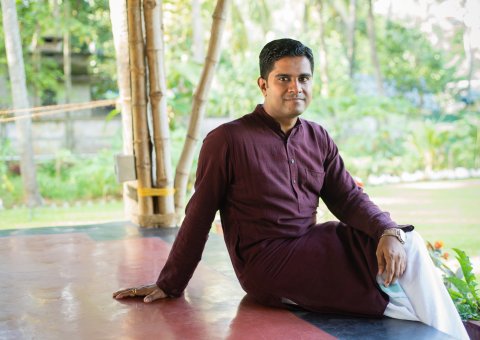 Dr. Vignesh Devraj ist absoluter Experte und einer der besten Ayurveda Ärzte Indiens