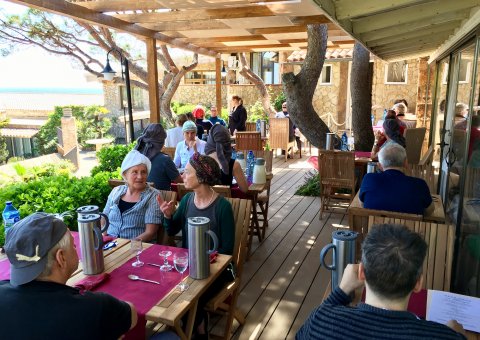 Bei Sonnenschein und besten ayurvedischen Speisen den Ausblick genießen: Das Restaurant im Centro de Salud Port Salvi ist gut besucht.