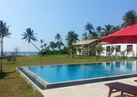 Vom großzügig angelegten Pool haben Sie direkten Blick über die Anlage zum Meer