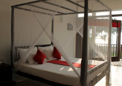 Im Himmelbett der Deluxe Zimmer mit Blick auf die eigene Terrasse entspannen
