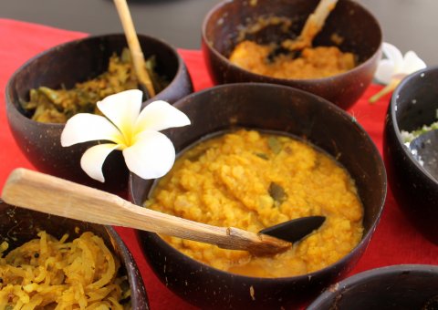 Lassen Sie sich von ayurvedischen Köstlichkeiten im ANANDA Ayurveda Resort verwöhnen