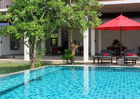 Direkt vor dem Haupthaus des ANANDA Ayurveda Resorts liegt der erfrischende Pool