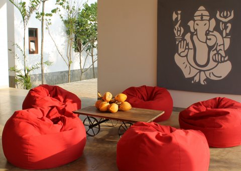Die helle Sitzecke im ANANDA Ayurveda Resort  mit gemütlichen Sitzsäcken lädt zum Verweilen ein