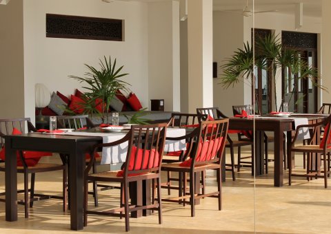 Speisen Sie im sonnendurchfluteten Restaurant des ANANDA Ayurveda Resorts