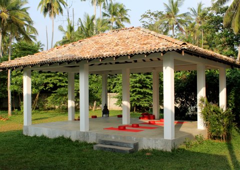 Mitten im Grün des Gartens liegt die Yoga Shala des ANANDA - perfekt für eine intensive Yogapraxis
