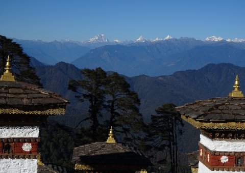 Der Dochula Pass - zwischen den Chorten ein erblickt man die Berge in der Ferne