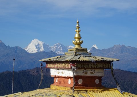 Der DonkarLa Stupa thront auf den Bergen um Paro