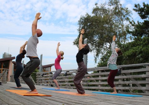 Je nach Wetterlage verlegen Sie die Yogaeinheiten nach draußen