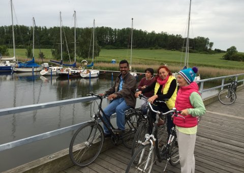 An einem Tag erkunden Sie die Umgebung des Strandhotels auf einer Fahrradtour.