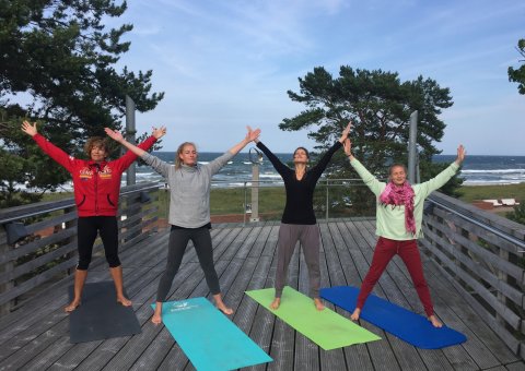 Tägliche Yogaeinheiten unterstützen den Entspannungseffekt Ihres Urlaubs im Strandhotel Baabe. 