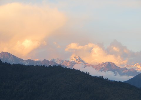 Die aufgehende Sonne bemalt die Wolken mit goldenem Licht auf dem Thare Pati Pass