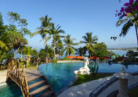 Vom Zimmer über den Pool des Puri Dajuma genießen Sie einen wunderbaren Ausblick zum Strand