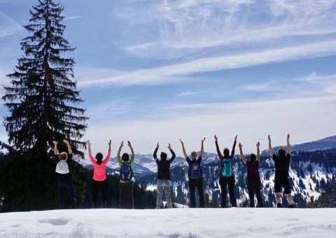Die Gruppe genießt eine Schneewanderung während ihres Yoga Urlaubs 