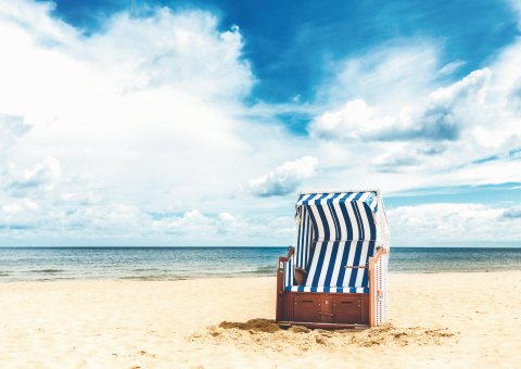 Genießen Sie die wohltuende Brise am langen Sandstrand von Baabe!