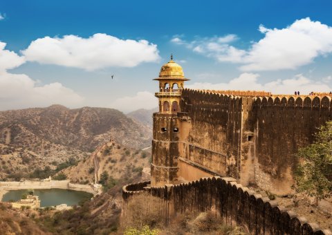 Eine gewaltige Kulisse vor den Bergen Nordindien am Jaigarh Fort mit Blick auf den Maota Lake