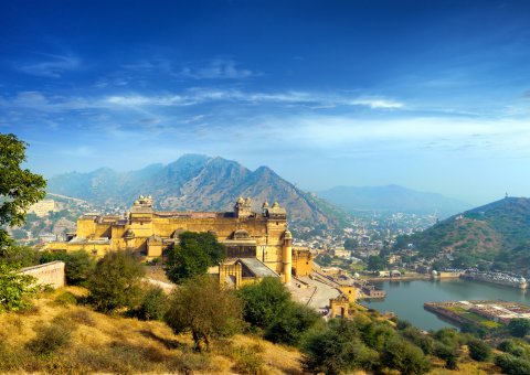 Das mächtige Amber Fort erhebt sich wie im Film vor den weiten Bergen um Jaipur