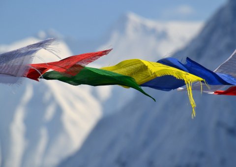 Gebetsfahnen im Bergwind 