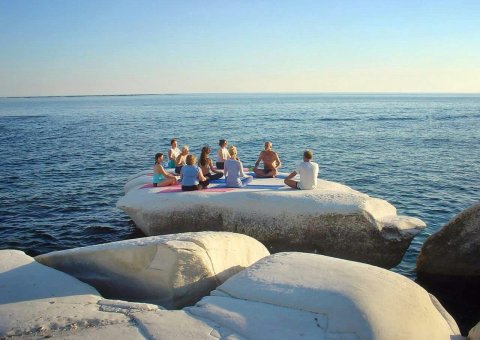 Gemeinsam auf den weißen Felsen am Strand von Zypern Yoga üben - Herrlich