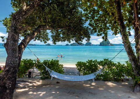 Genießen Sie den Ausblick zum Träumen am Strand des Tub Kaek Resorts auf Krabi