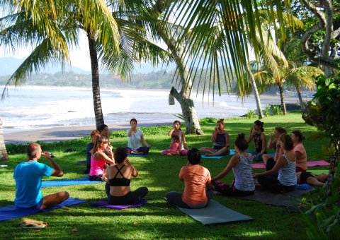 Yogaübungen unter der balinesischen Sonne im Puri Dajuma