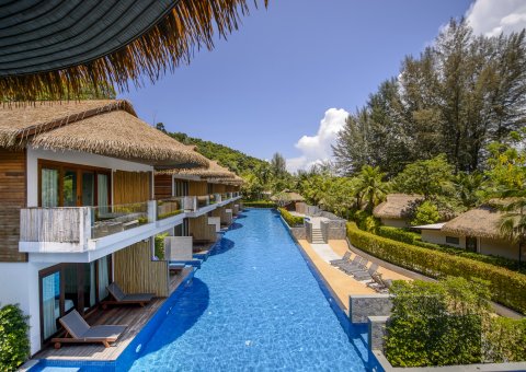 Genießen Sie ein Bad in dem großzügigen Pool des Tup Kaek in Krabi 
