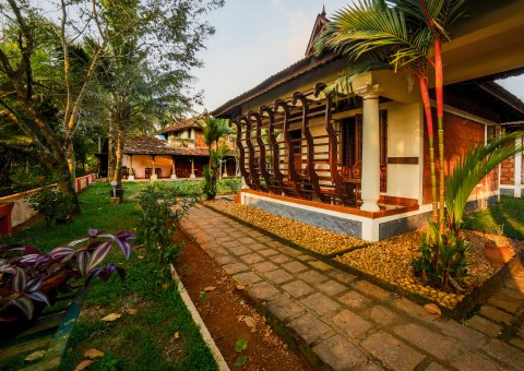 Die Anlage des Athreya Ayurvedic Centre Hotel entspricht der traditionellen Architektur Keralas 