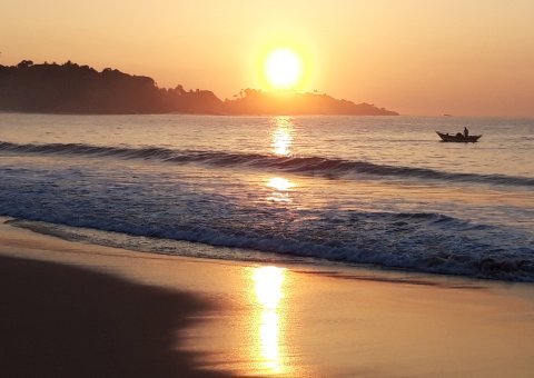 Entspannen Sie auch am Abend am Meer vor Sri Lanka