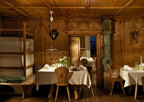 In der Stube des Hotel Gasthof Saalerwirt können Sie die Speisen genießen 