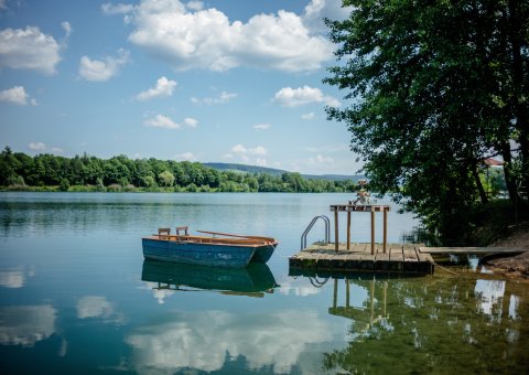 Genießen Sie eine Bootsfahrt auf dem idyllischen See