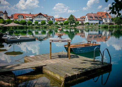 Viele Boote befinden sich entlang des Sees 