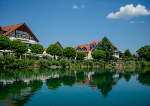 Die grüne Landschaft spiegelt sich im See