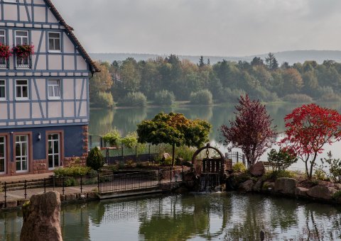 Umringt von grünen Wäldern liegt das Seehotel Niedernberg an einem ruhigen See