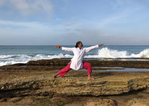 Parallel zu Ihrer Ayurveda Kur im Ananda Resort können Sie an kraftvollen Yoga-Einheiten mit Yogalehrer Binoy teilnehmen