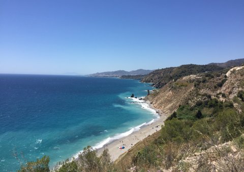 Entlang der Küste Andalusiens tun sich malerische Aussichten über den Ozean auf