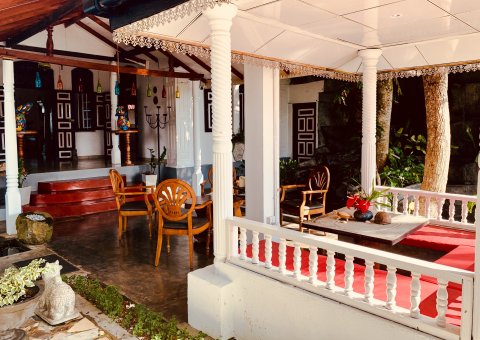 In der Lounge der HIRU Villa können Sie sich mit anderen Gästen über Ihre Erfahrungen austauschen