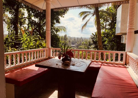 Von der Lounge der HIRU Villa können Sie einen malerischen Ausblick auf die umliegende Natur genießen