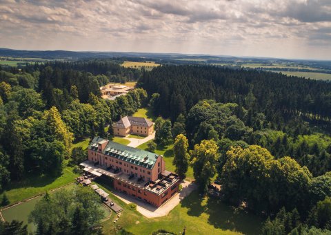 Das Svata Katerina Resort ist umgeben von tiefen Wäldern und bietet einen einzigartigen Erholungsort