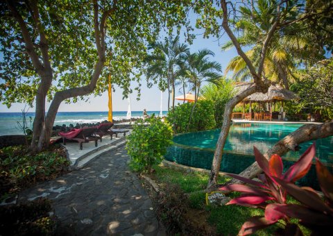 Nur wenige Schritte ist der Pool vom Meer entfernt 