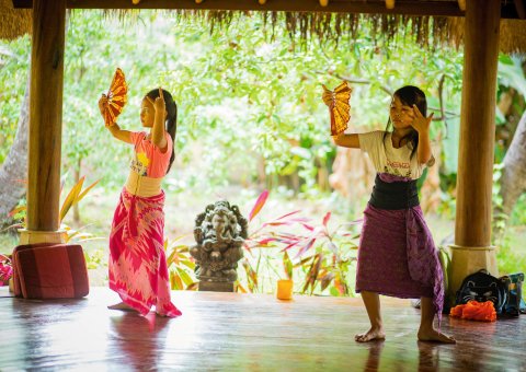 Das Prana Veda unterstützt das Kindertanzprojekt in der Umgebung - stolzer Auftritt der kleinen im Resort 