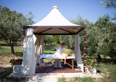 Wohltuende Massagen im freiem in der Villa Garulli